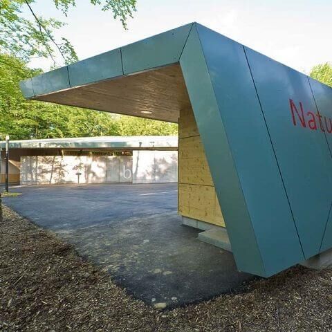 Eingangsbereich und Kassenhaus (rechts)